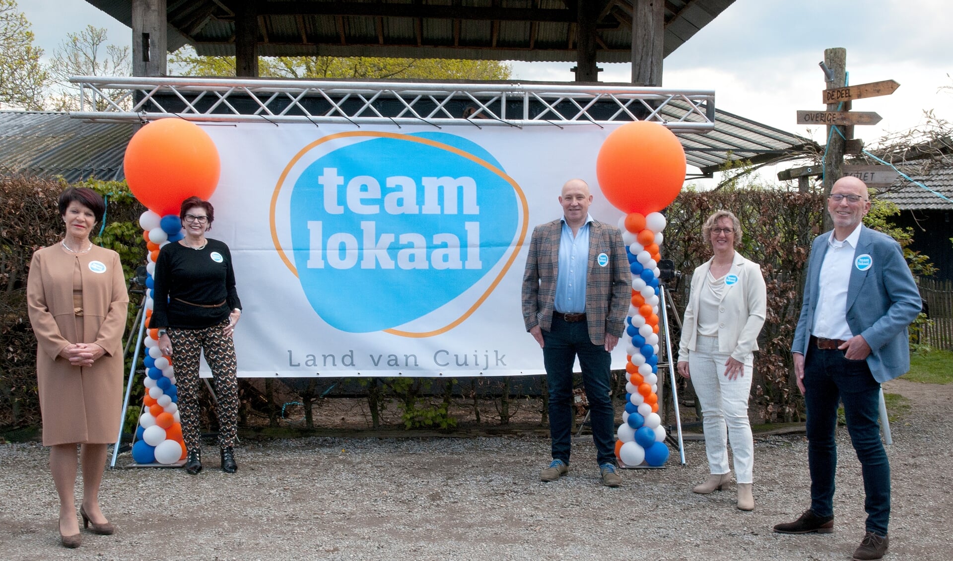 De eerste vijf kandidaten op de kieslijst van Team Lokaal Land van Cuijk. Geheel links: Willy Hendriks.