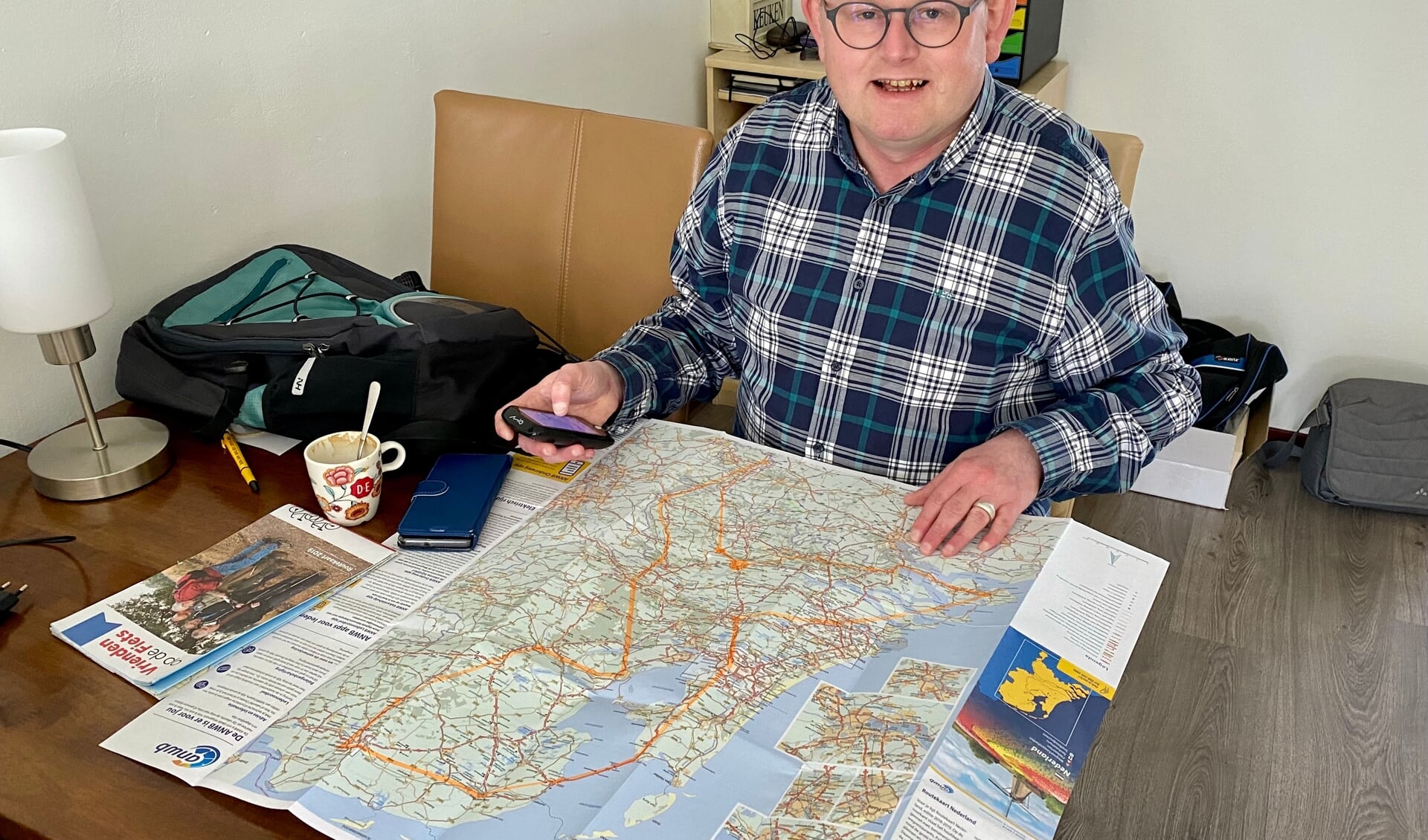 Ronald van Venrooij is druk bezig om zijn route in de navigatie te zetten.