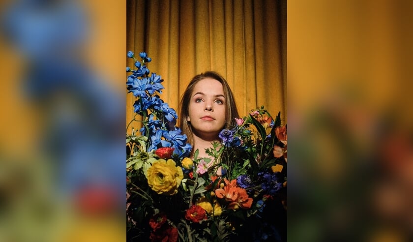 <p>Emma Joan uit Vianen brengt op 4 juni haar tweede single 'Anders', met videoclip, uit. Ook gaat de singer-songwriter binnenkort afstuderen.</p>