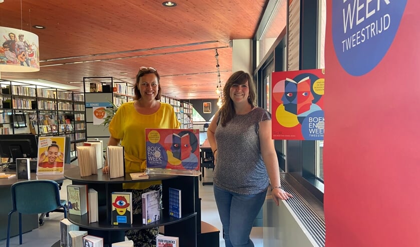 <p>Larissa (l) en Evi in de Udense bibliotheek, die weer voor iedereen geopend is.</p>