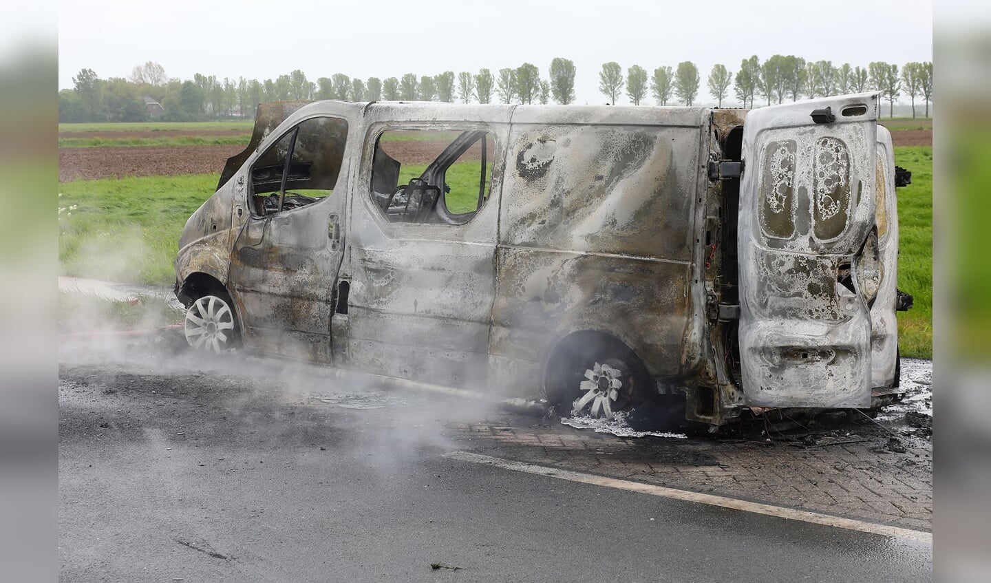 Bestelbus al rijdend in brand gevlogen op Dorpenweg in Haren. (Foto: Charles Mallo, Foto Mallo)