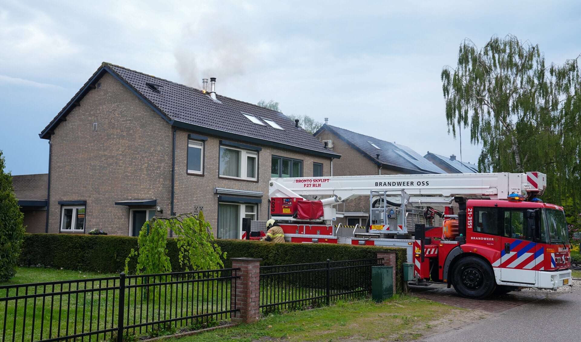 Felle zolderbrand in Deursen-Dennenburg. (Foto: Gabor Heeres, Foto Mallo)