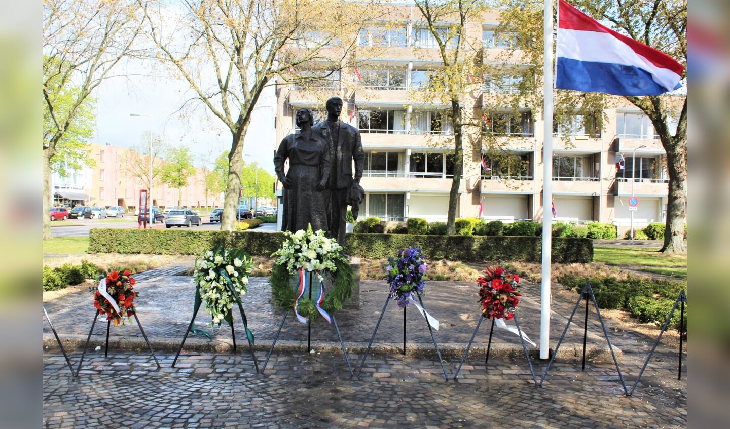 Ook veteranen hebben dinsdag tijdens dodenherdenking kransen gelegd bij het monument. (Foto: Harry Hoogenes)