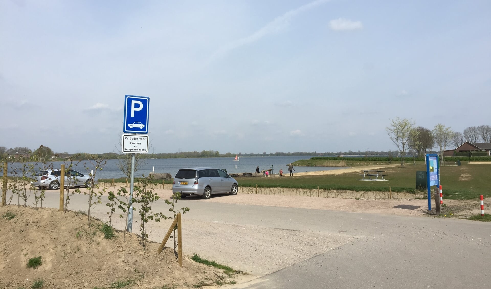 Bij het strand aan de Kraaijenbergse Plassen in Beers zijn extra parkeerplaatsen aangelegd.