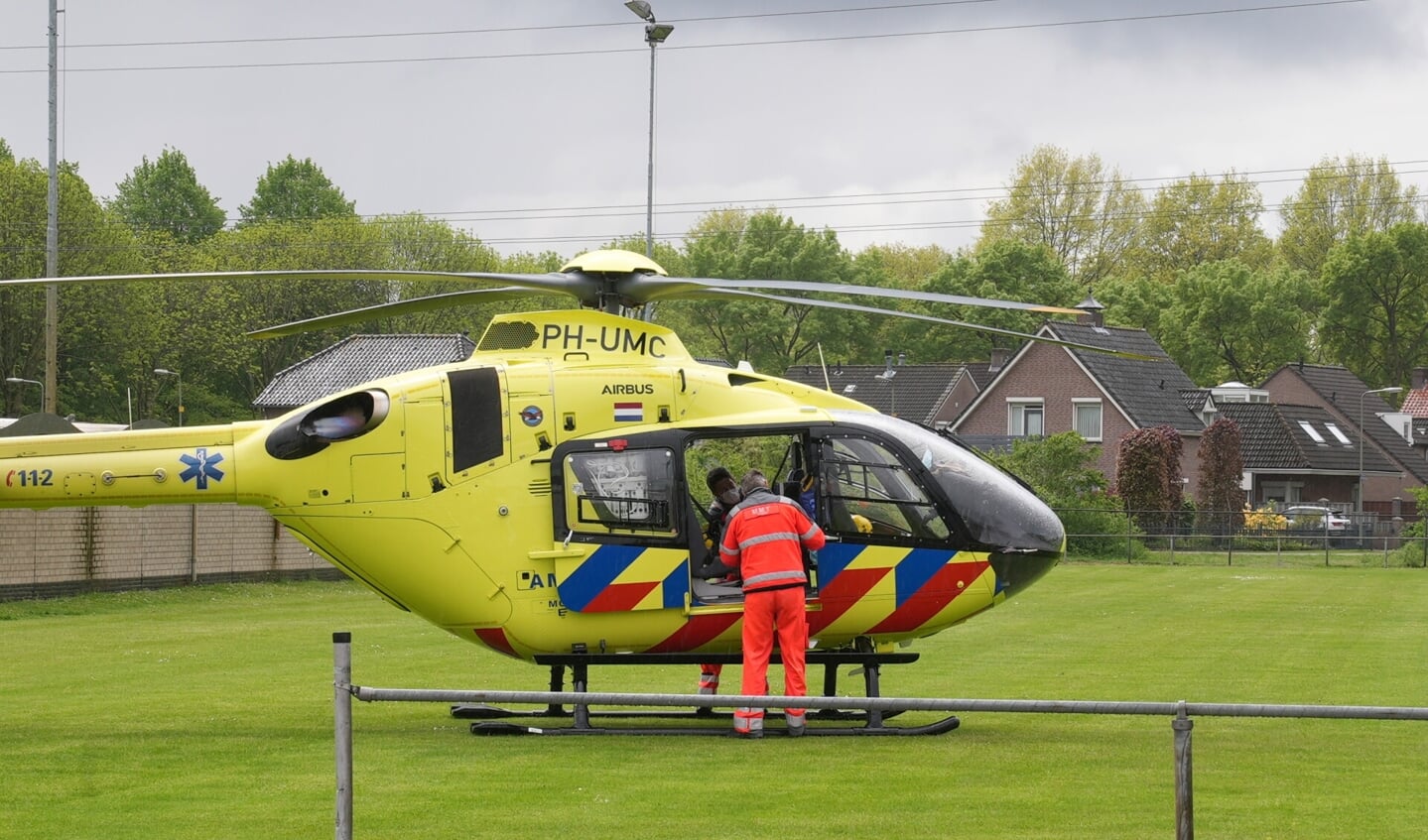 Traumahelikopter landt op voetbalveld FC Schadewijk voor melding bij bedrijf. (Foto: Gabor Heeres, Foto Mallo)