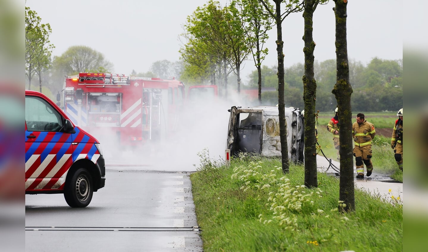 Bestelbus al rijdend in brand gevlogen op Dorpenweg in Haren. (Foto: Charles Mallo, Foto Mallo)