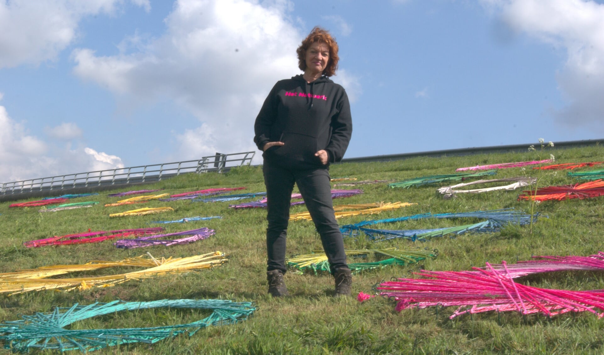 Carin Simons tussen de kleurrijke cirkels van Het Netwerk (Foto Pascal van Oers).