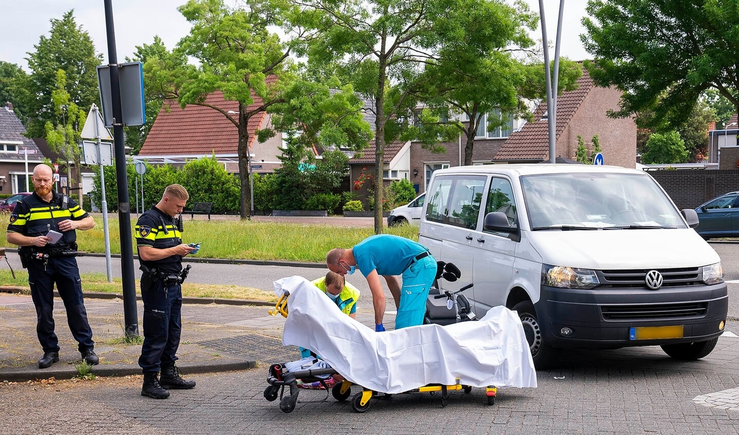 Vrouw gewond bij ongeval op Euterpelaan. (Foto: Gabor Heeres, Foto Mallo)
