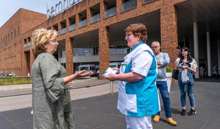 Organisator Muze Misse overhandigt dikke stapel toegangskaarten aan Bernhoven. (Foto: Thomas Segers)