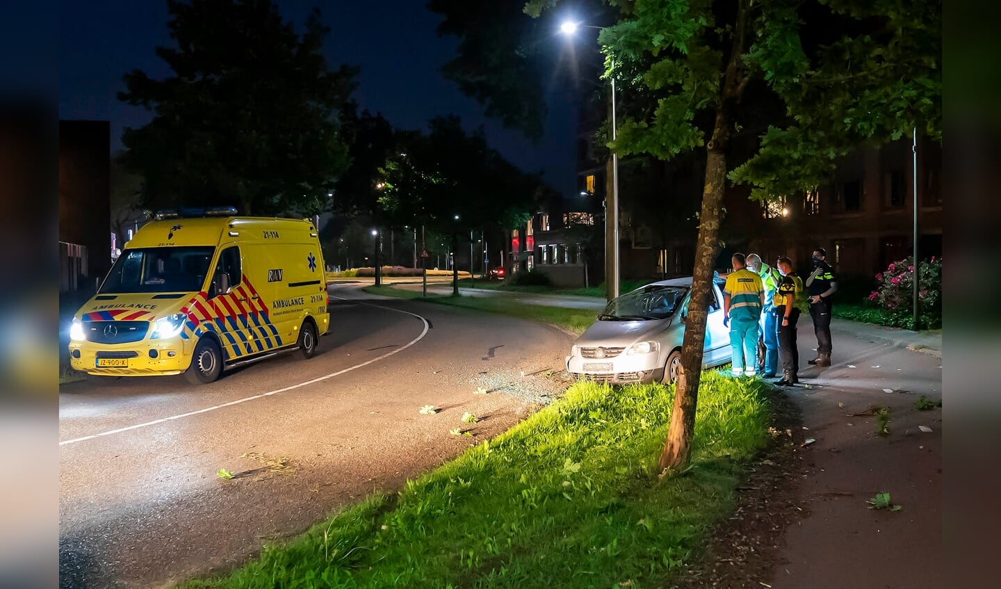 Automobiliste ramt boom, waarna voertuig over de kop vliegt in Gerbrandylaan. (Foto: Gabor Heeres, Foto Mallo)