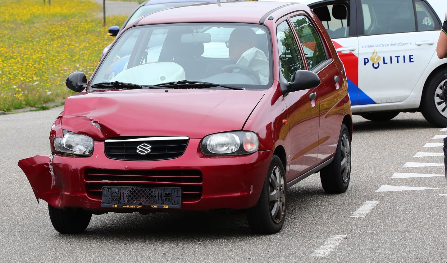 Auto's lopen veel schade op bij ongeval op Euterpelaan. (Foto: Charles Mallo, Foto Mallo)