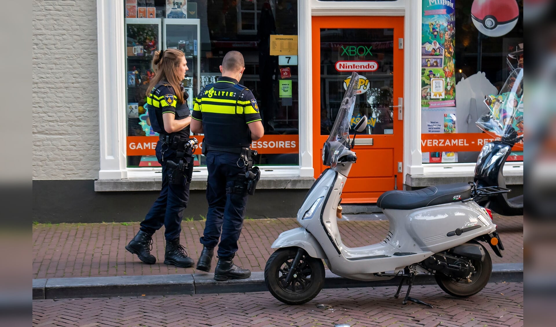 Scooterongeval in de Hooghuisstraat. (Foto: Gabor Heeres, Foto Mallo)