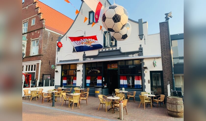 <p>Café 't Centrum heeft de oranjesfeer goed te pakken.</p>