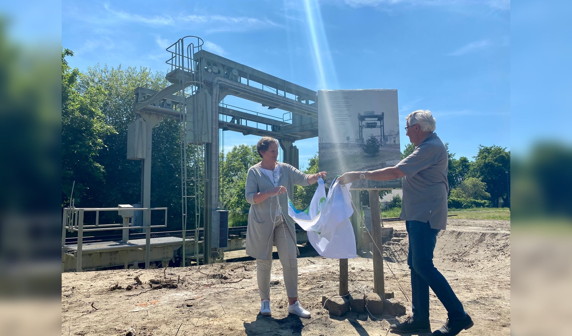 Wethouder Coby van der Pas tijdens de oplevering van de oude spoorbrug die door SIEMei is opgeknapt. 