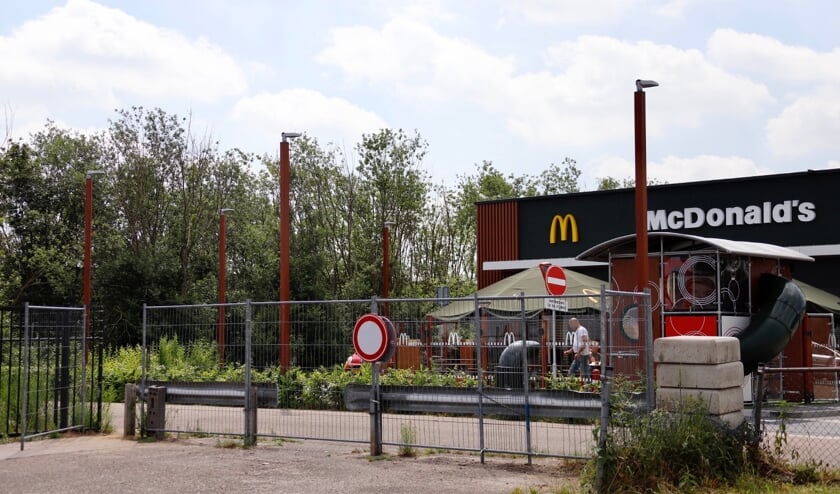 De hekken moeten de overlast van jongeren tegengaan.