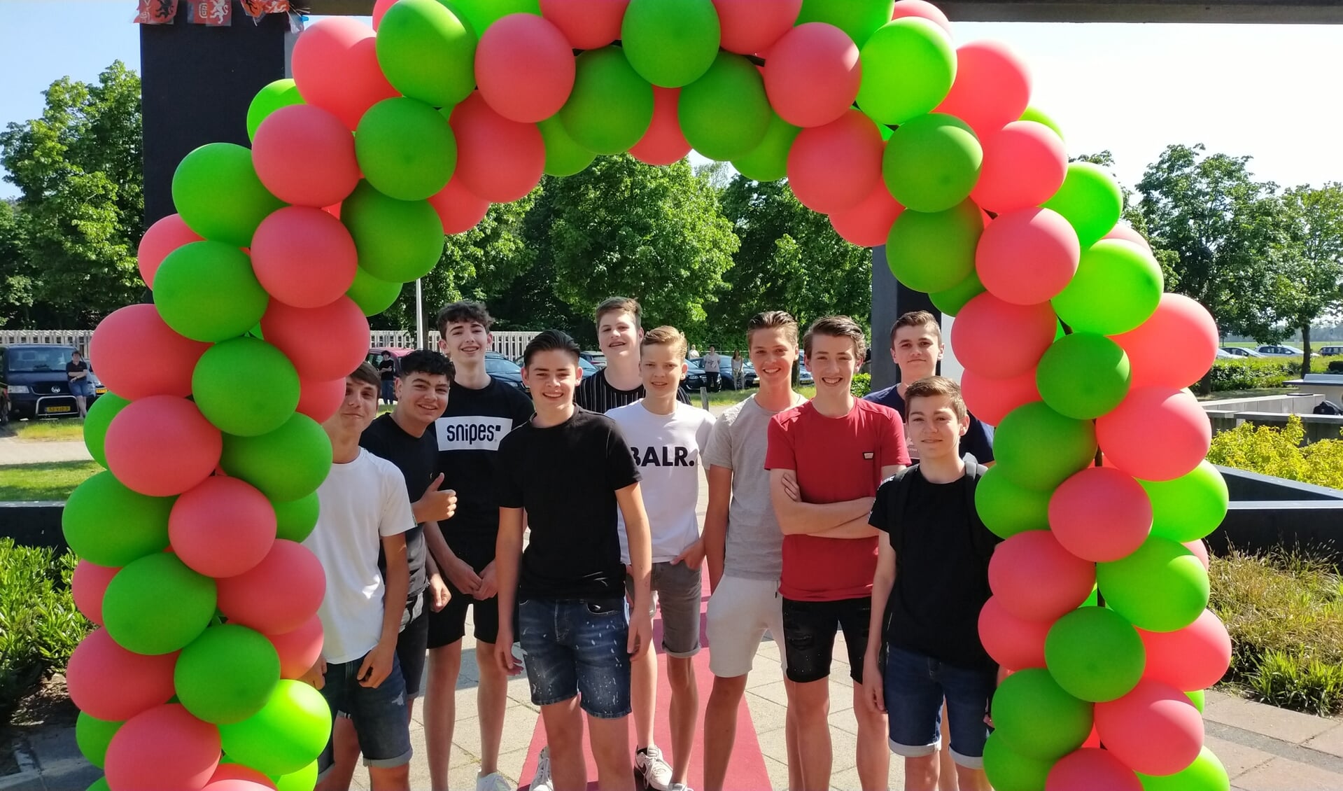 Een welverdiend, knallend feest op Metameer. Met z'n allen op het schoolplein van de locatie Stevensbeek om samen te vieren dat je bent geslaagd. Van harte gefeliciteerd allemaal!
Foto’s: Veronique Verhoeven
