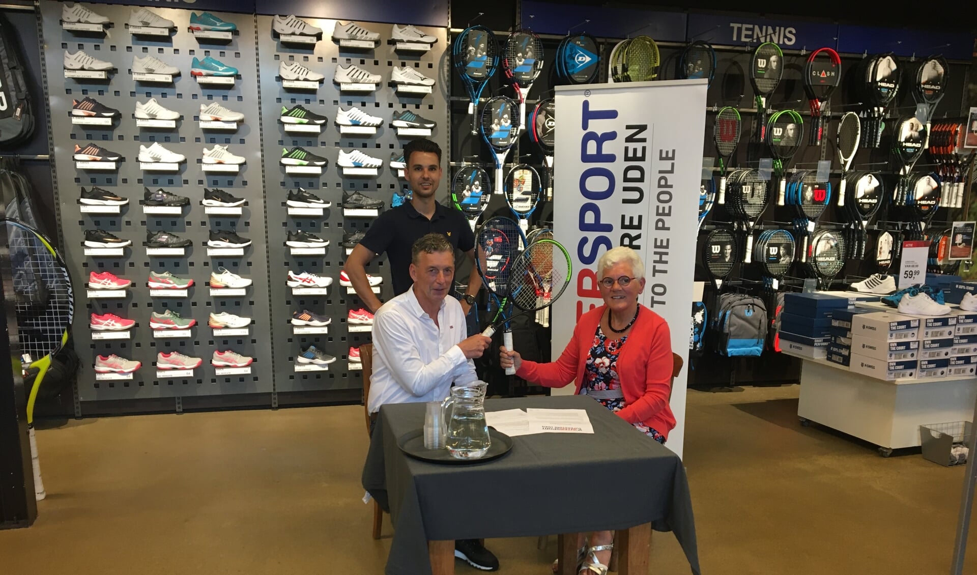Jeanne Vissers (Veghelse tenniskampioenschappen) ,Willy van Erp en Patrick Koolen (Intersport) zijn zeer tevreden over de samenwerking.
