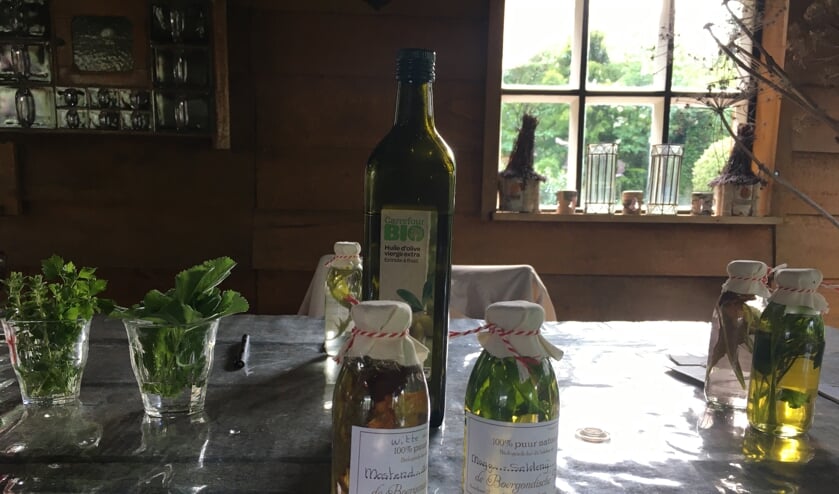 <p>Bij de kruidenworkshop wordt met diverse kruiden uit de biologische Moe’stuijn een gepersonaliseerde vinaigrette gemaakt. </p>