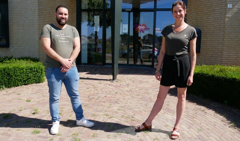 <p>Hassan en Saskia voor het pand waar Vluchtelingenwerk Uden is gevestigd.</p>