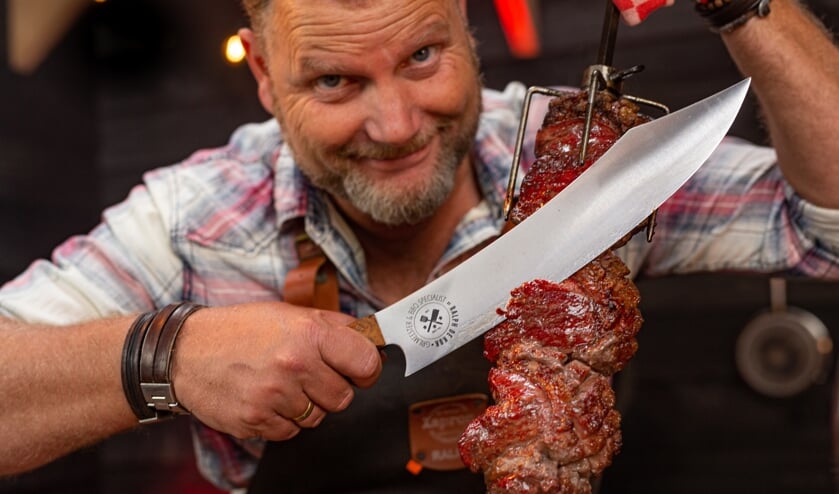 <p>Ralph weet precies hoe hij een perfecte picanha moet bereiden. (Foto: Joren Ruts)</p>