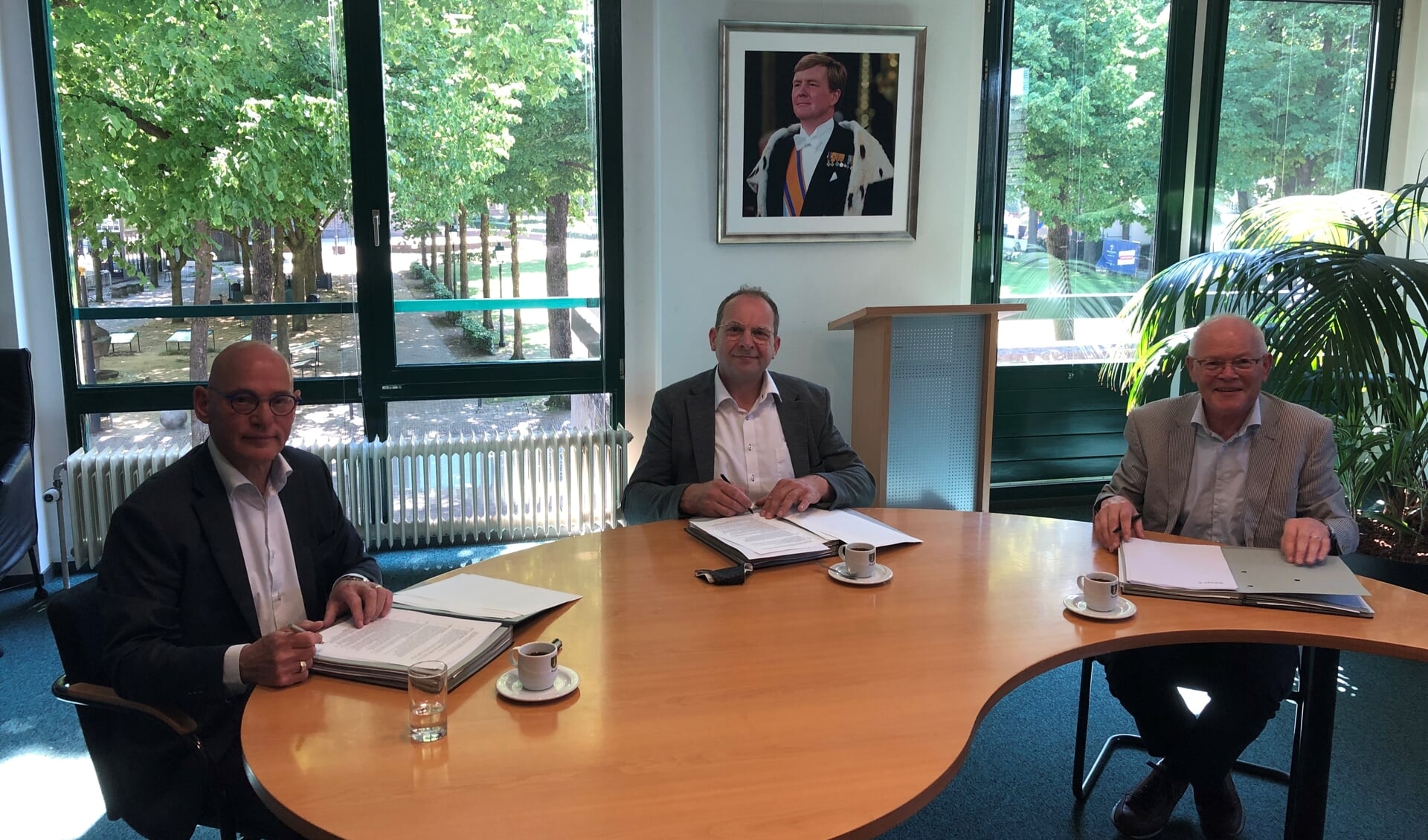 Onderschrift foto: v.l.n.r. Herman Michiels, Wouter Bollen en Jan Emonds ondertekenen de overeenkomst voor verkoop van de gronden.