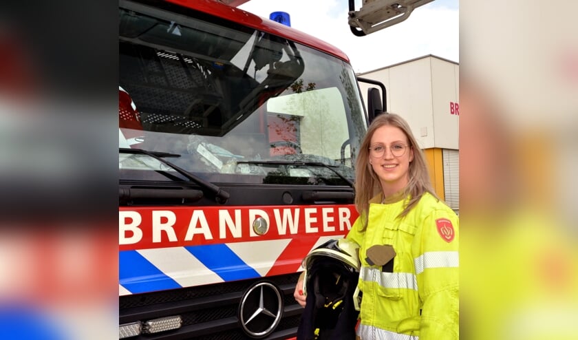 <p>Elke bij een brandweerwagen op de kazerne in Uden.</p>
