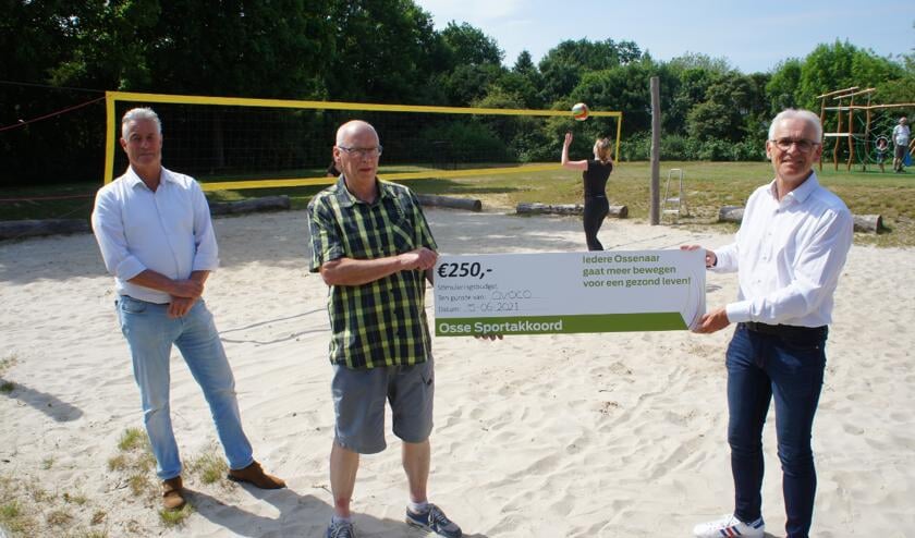 <p>Wethouder Kees van Geffen reikt een cheque uit aan OVOCO.</p>