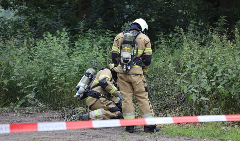 Vloeibaar drugsafval gedumpt bij parkeerplaats in Ravenstein. (Foto: Marco van den Broek, Foto Mallo)