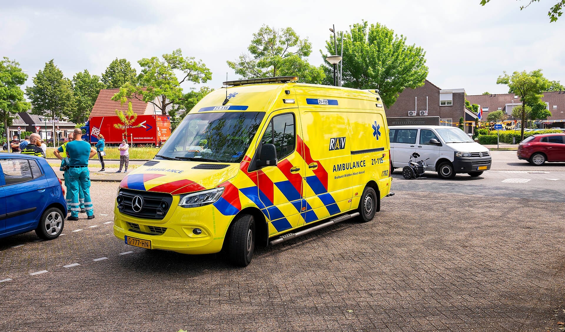 Vrouw gewond bij ongeval op Euterpelaan. (Foto: Gabor Heeres, Foto Mallo)