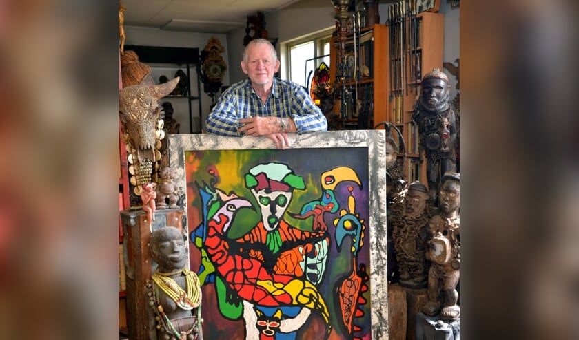 <p>Jan met één van zijn werken. (foto: Henk Lunenburg)</p>