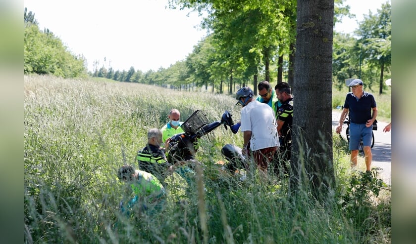 Omstanders en de politie hebben samen het voertuig uit de sloot gehaald.