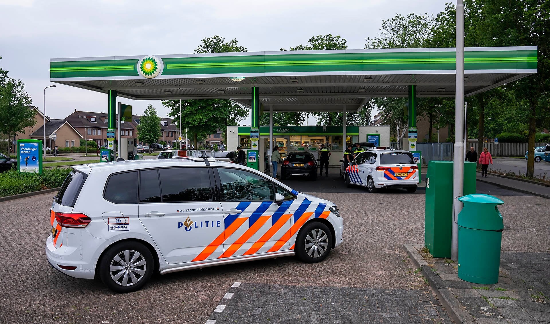 Politieactie in Ussen. (Foto: Gabor Heeres, Foto Mallo)