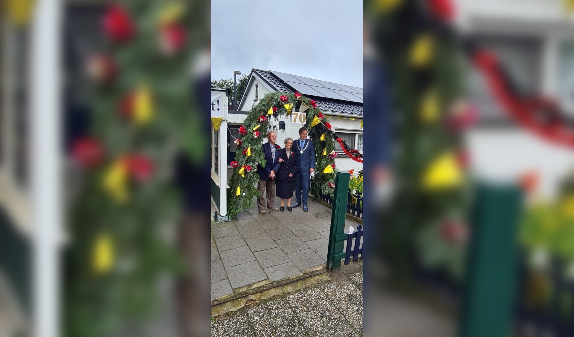 Het platina echtpaar vierde de bijzondere dag onder andere met bezoek van burgemeester Walraven.