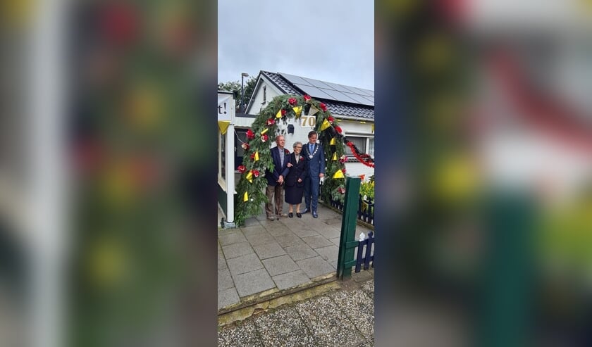 <p>Het platina echtpaar vierde de bijzondere dag onder andere met bezoek van burgemeester Walraven.</p>