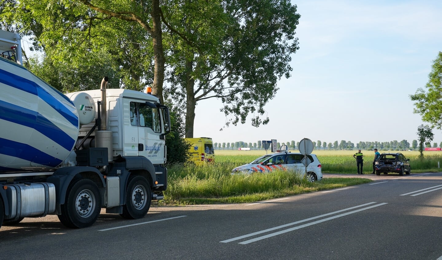 Vrachtauto rijdt tegen auto op Noord-Zuid in Megen. (Foto: Gabor Heeres, Foto Mallo)