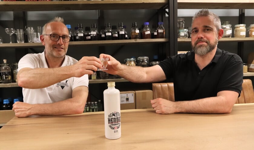 <p>Brouwer Lucas Timmers en distillateur Erwin Schouten.</p>