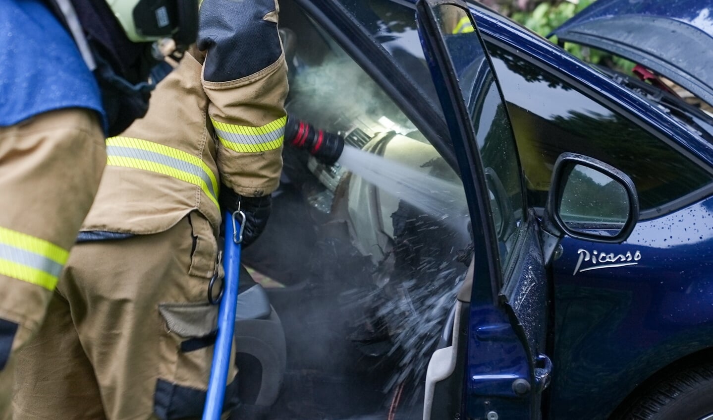 Interieur van auto op Booglaan zwaar beschadigd door brandje. (Foto: Gabor Heeres, Foto Mallo)