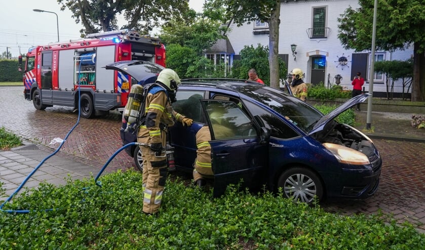 Interieur van auto op Booglaan zwaar beschadigd door brandje. (Foto: Gabor Heeres, Foto Mallo)