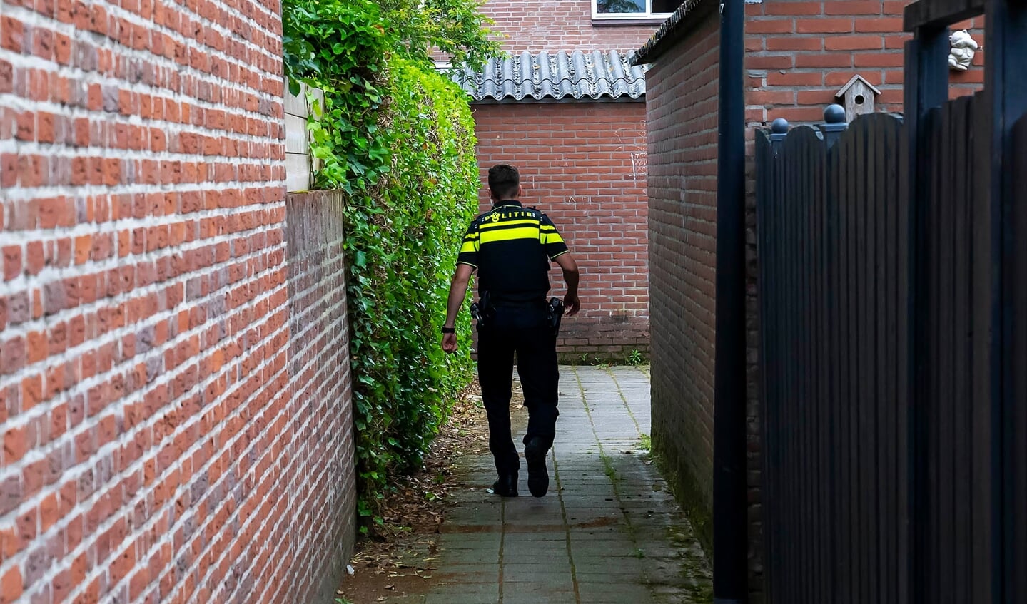 Politieactie in Ussen. (Foto: Gabor Heeres, Foto Mallo)