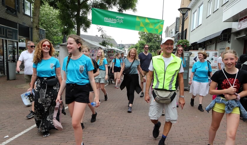 <p>Deelnemers aan de wandeling van De Maasdijk. (Foto: Hans van der Poel)</p>