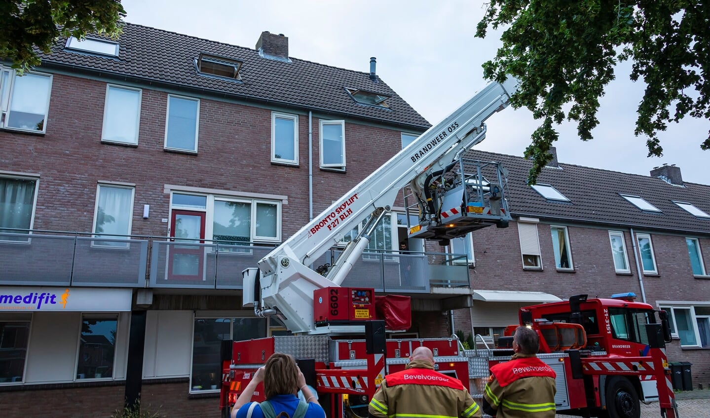 Brandweerlieden halen kat van dak van appartementengebouw. (Foto: Charles Mallo, Foto Mallo)