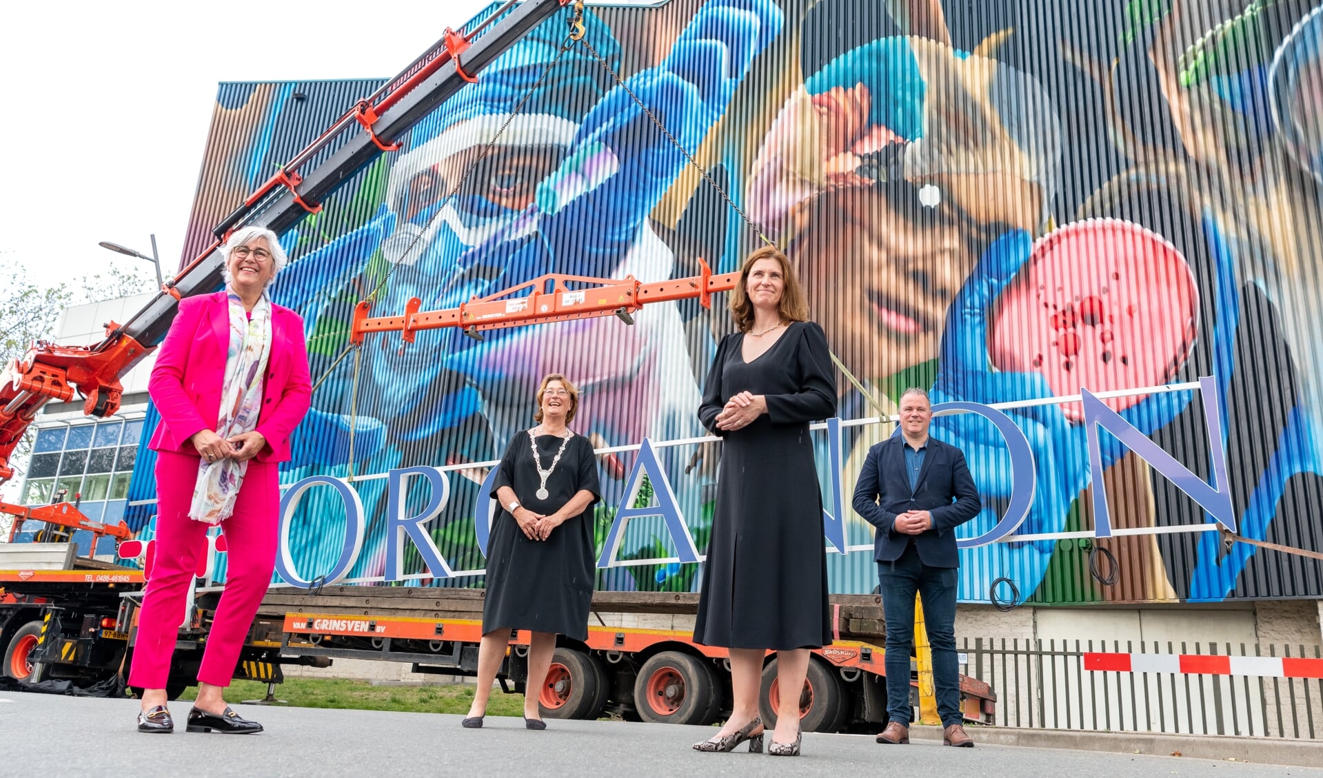 Petra Willems (Managing Director van Organon Benelux), burgemeester Wobine Buijs-Glaudemans, Wenny Raaijmakers (directeur Organon Oss) en wethouder Frank den Brok. (Foto: René Nelissen)