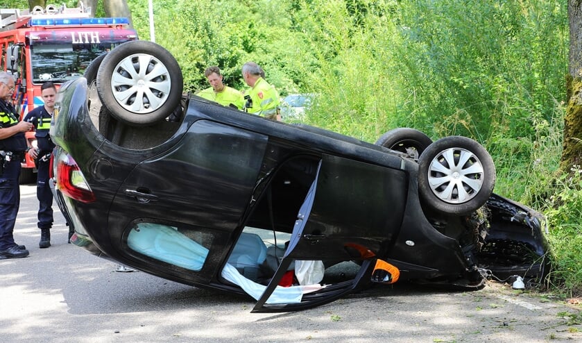 Auto botst in Lithoijen tegen boom en slaat over de kop. (Foto: Charles Mallo, Foto Mallo)