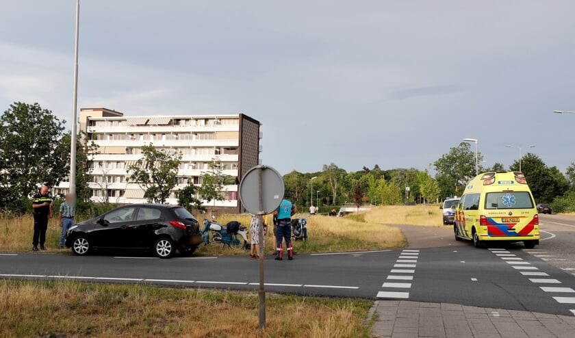 Een linksaf slaande automobilist zag twee bromfietsers over het hoofd in Gennep.