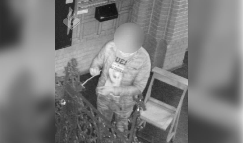 <p>De politie gaf vandaag deze foto vrij van de verdachte in de Kruisherenkapel.</p>