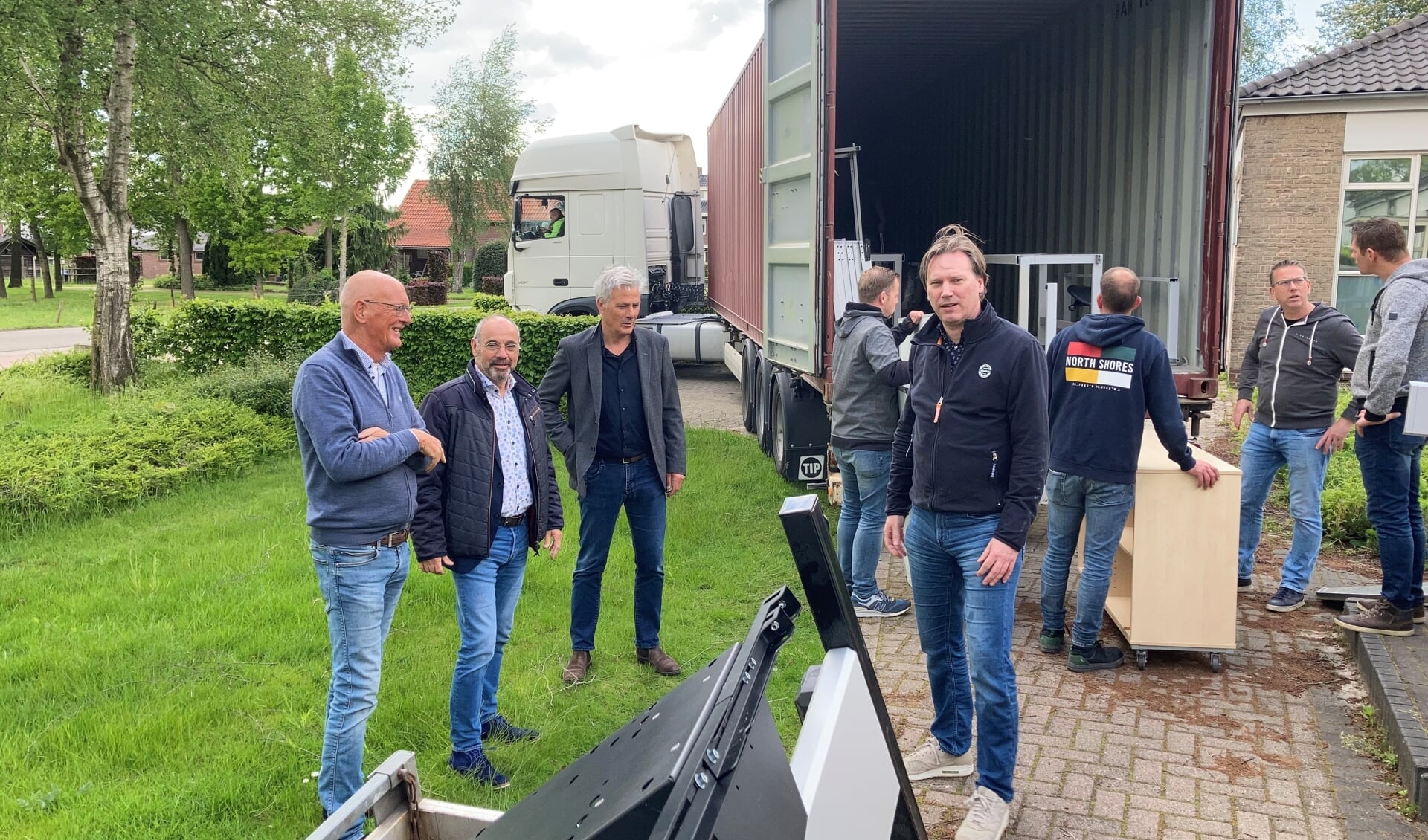 Op de foto: Ruud van de Rakt Aloysiusstichting, Rob Poel wethouder, Frans Brands directeur VSo Korenaer , Rutger Groen financieel directeur en op de achtergrond enkele vrijwilligers.