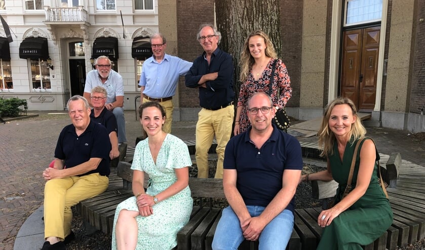 <p>Donna van den Bosch (staand rechts) ging met deze delegatie langs in Sint-Oedenrode en Veghel.</p>