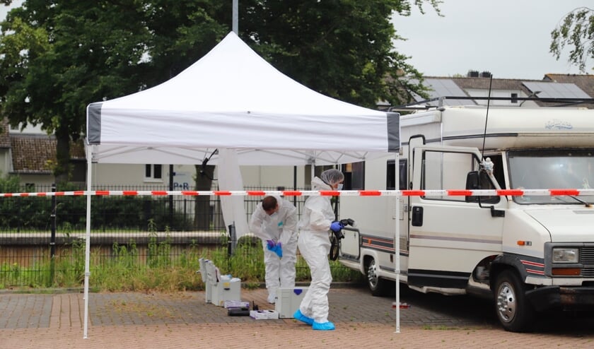 Er wordt forensisch onderzoek gedaan om de doodsoorzaak te kunnen herleiden.