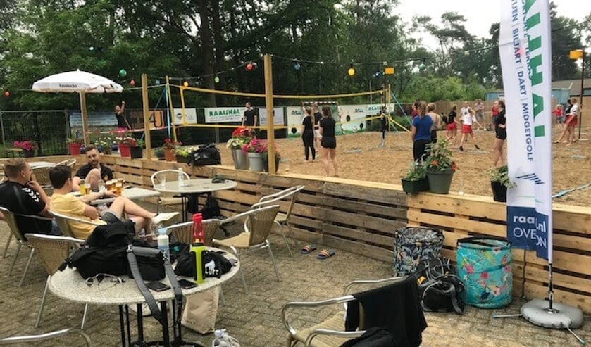 <p>Er is gezellige zomerse achtergrondmuziek en het beachpark is van sfeervolle verlichting voorzien, zodat het in de zwoele zomeravonduren nog lang gezellig is.</p>