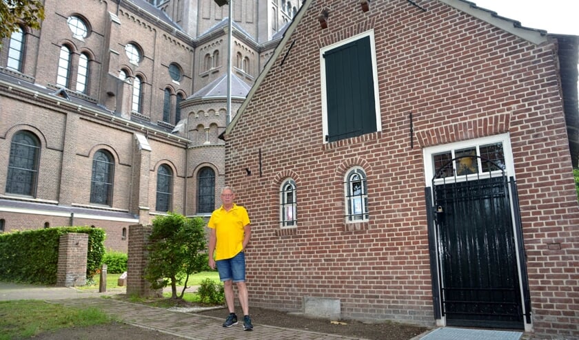 <p>Voorzitter Jeroen Kuitert bij het Knekelhuisje. (foto: Henk Lunenburg)</p>